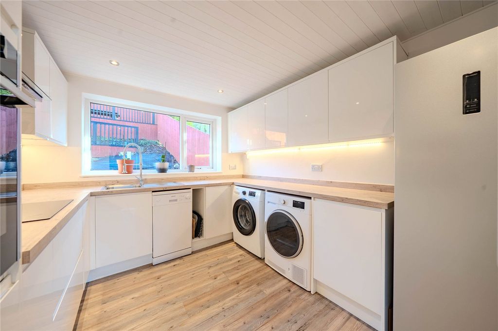 Property photo 2 of 19 Picture No. 11