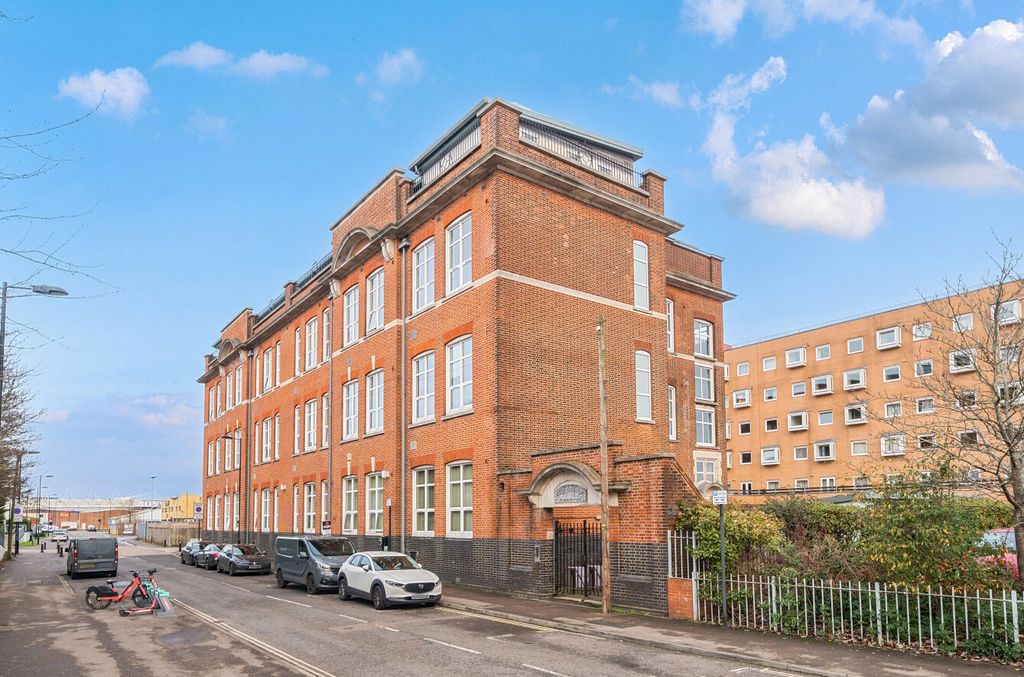 Property photo 1 of 8 1394183-26-695Bdd...