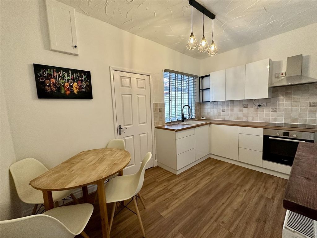 Property photo 3 of 9 Kitchen/Diner