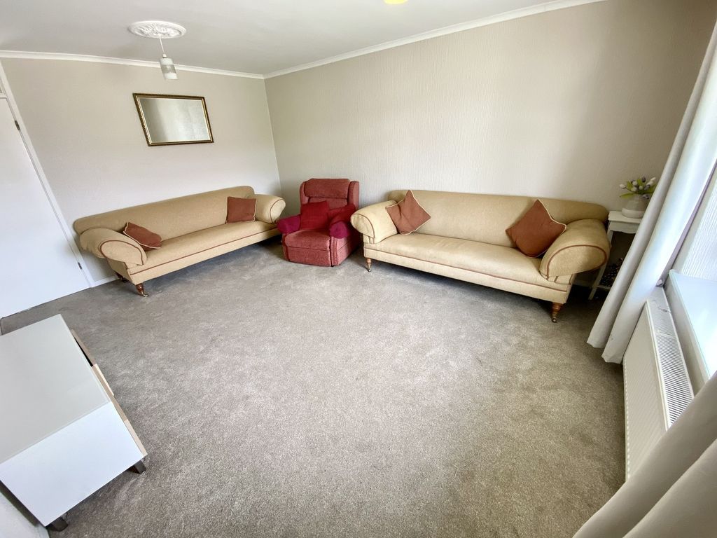 Property photo 2 of 11 Lounge