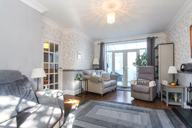 Property photo 3 of 16 Lounge