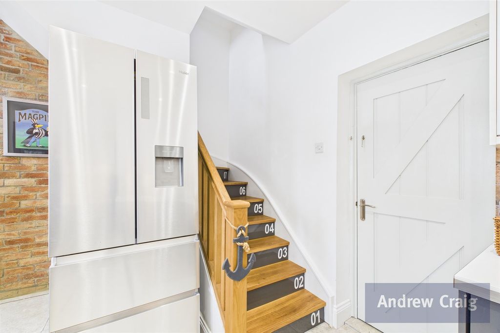 Property photo 3 of 17 Hallway