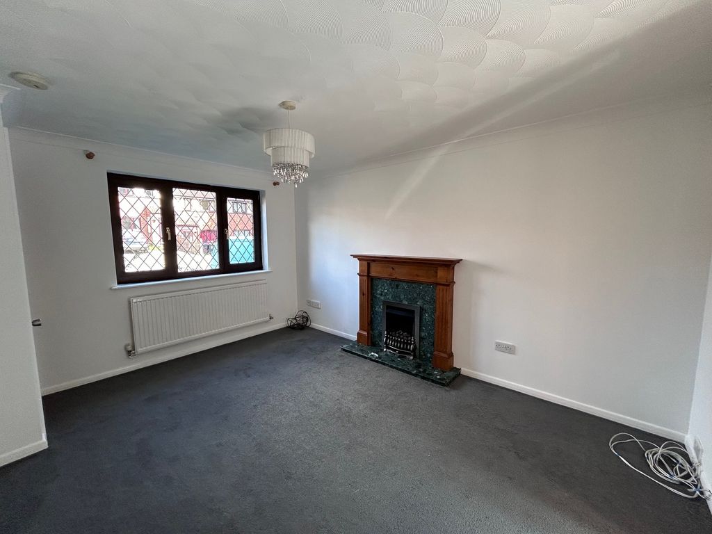 Property photo 3 of 7 Living Room