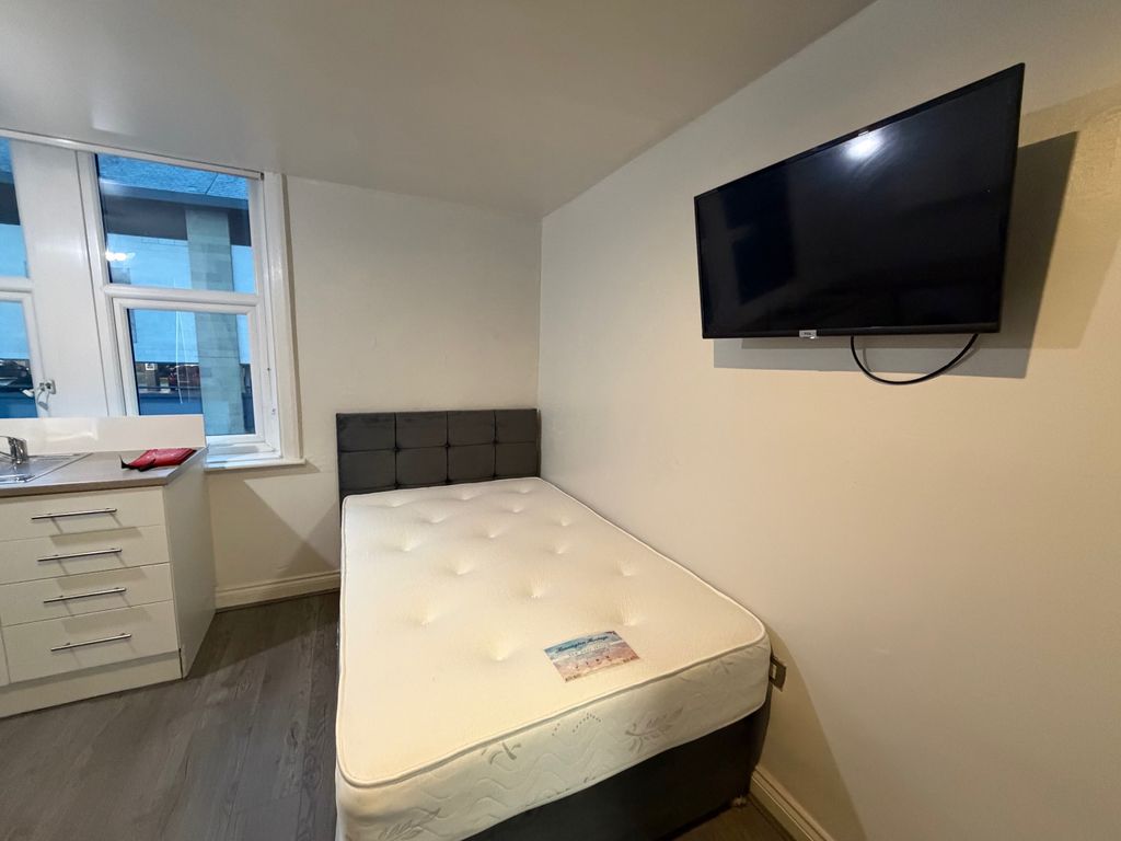 Property photo 3 of 6 Bedroom 3