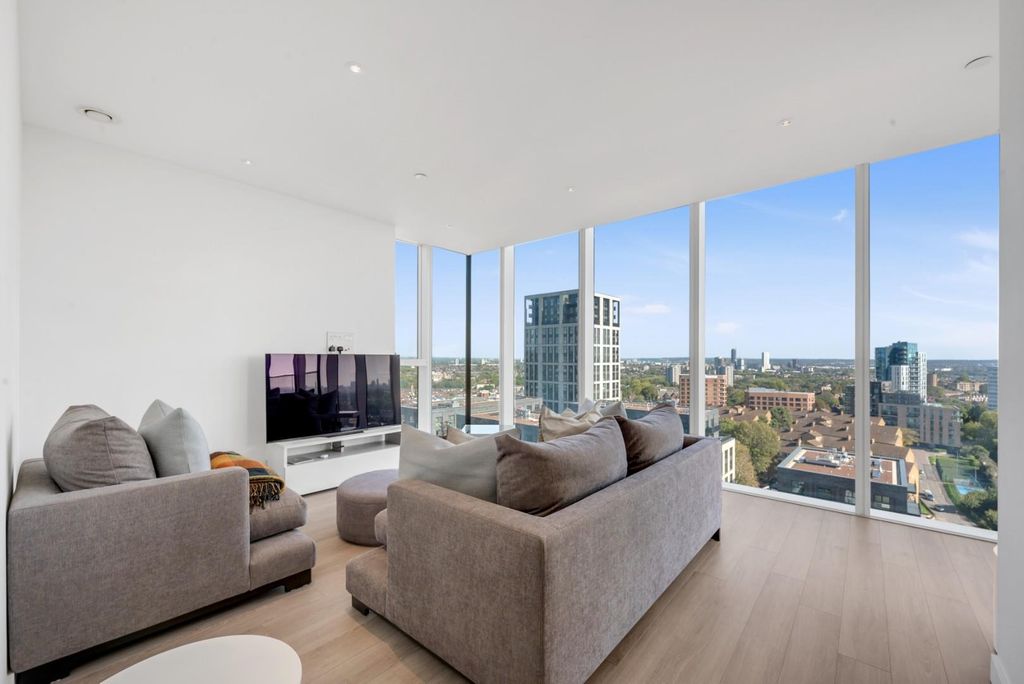 Property photo 3 of 16 Reception