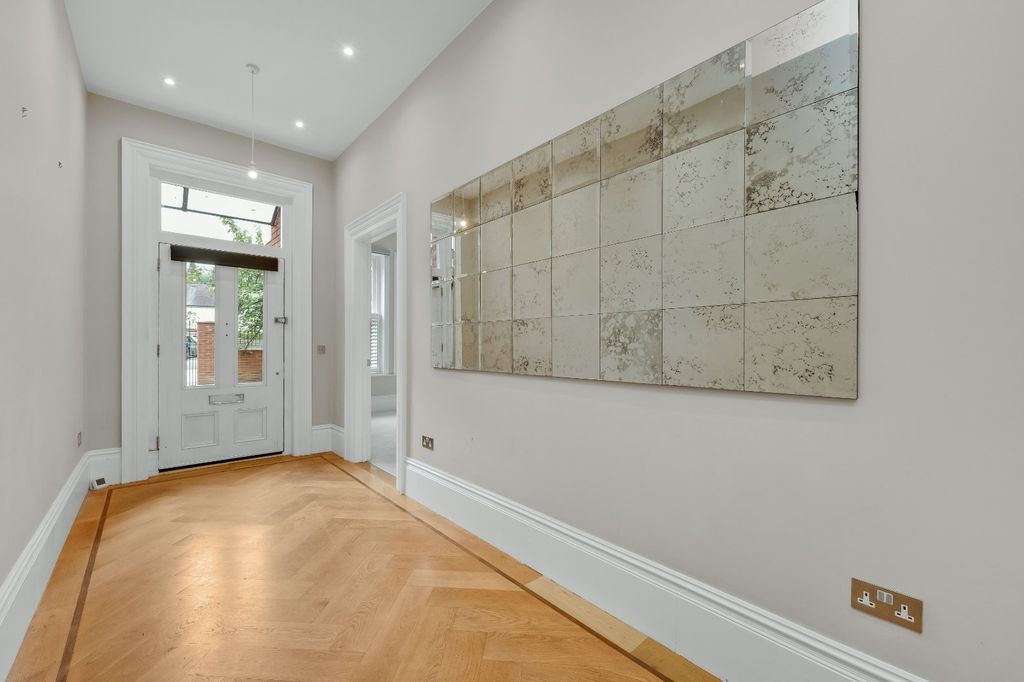 Property photo 2 of 12 Entrance Hall