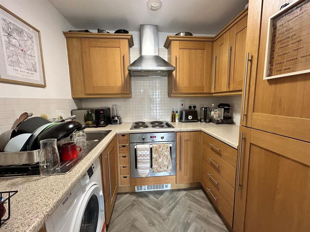 Property photo 2 of 10 Kitchen