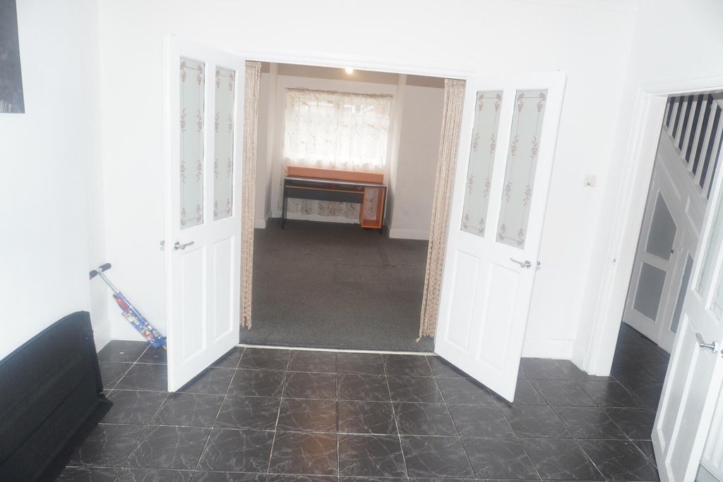 Property photo 3 of 14 Living Room