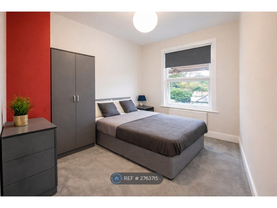 Property photo 1 of 13 Room 5