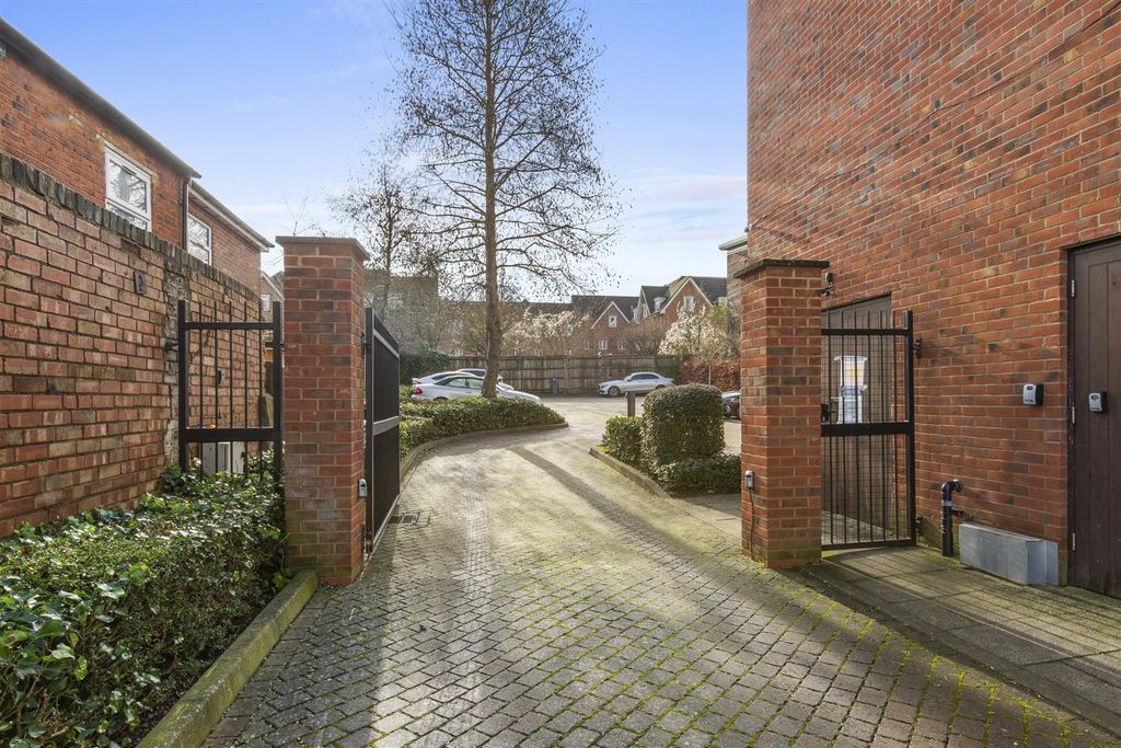 Property photo 2 of 13 10 Lindsay Court, Lindsay Ave, Hp12 3Gf-13.Jpg