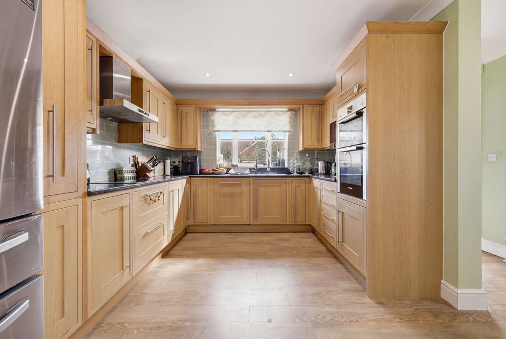 Property photo 3 of 27