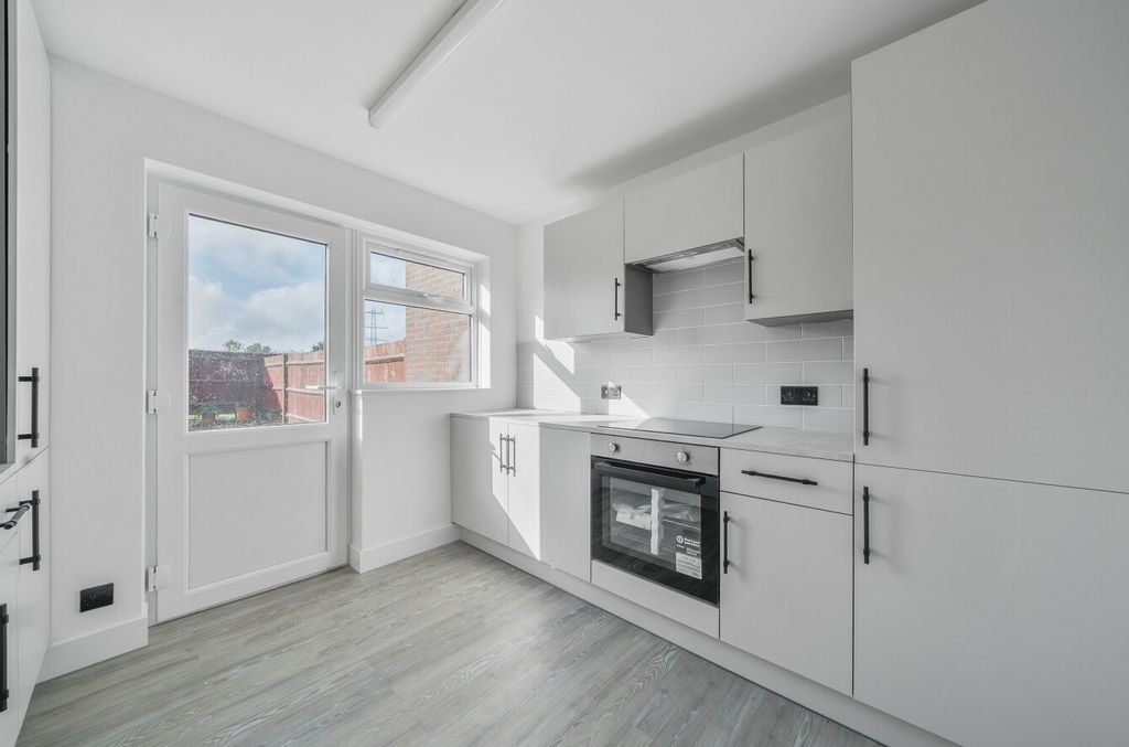 Property photo 3 of 13 1371438-7-68F6419...