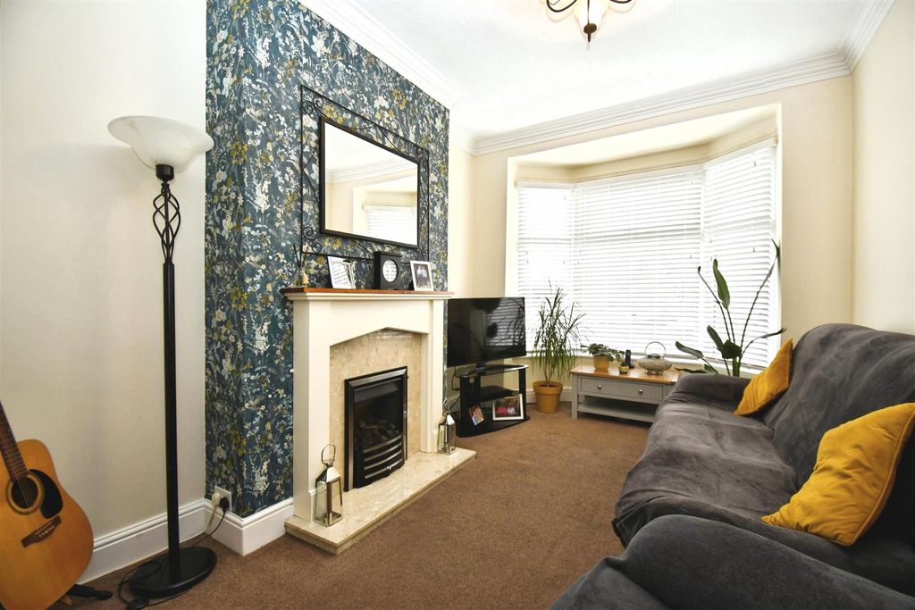 Property photo 2 of 25 Lounge