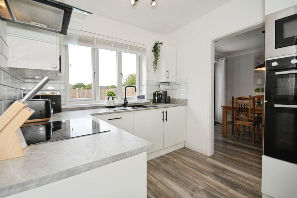 Property photo 3 of 18 Kitchen 02.Jpg