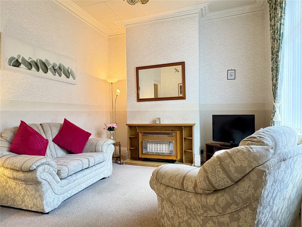 Property photo 3 of 12 Lounge