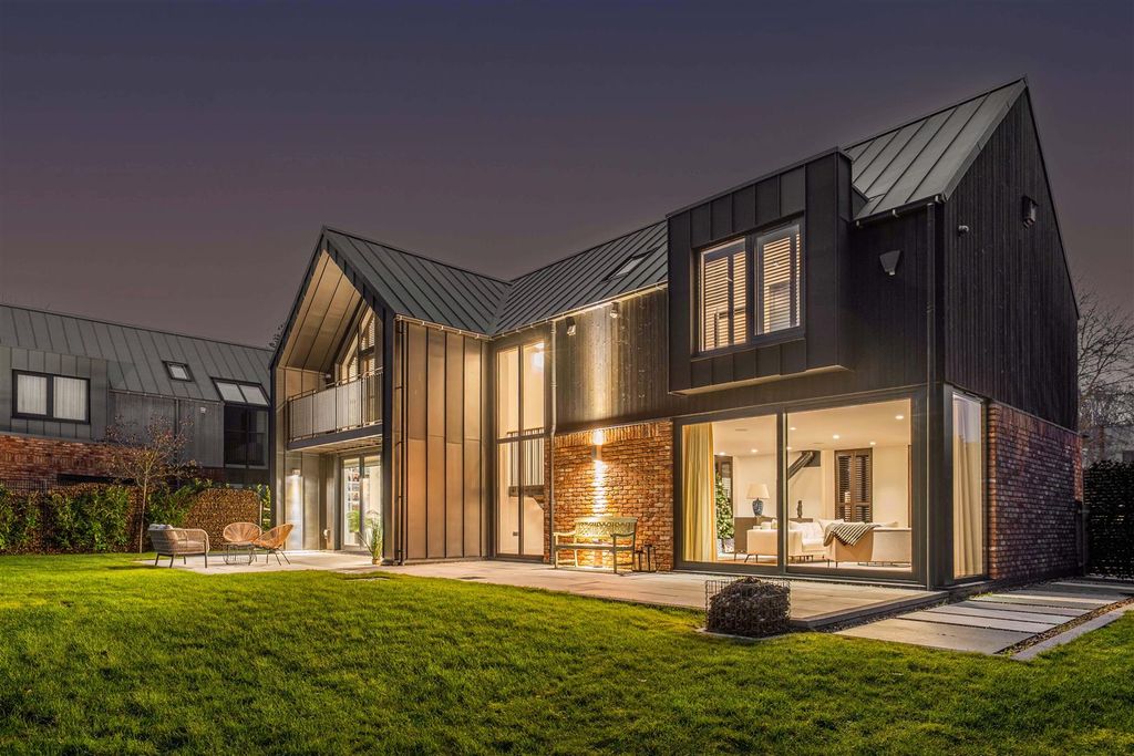 Property photo 1 of 54 Blackthorn Barn - By Visually Rich 09145.Jpg