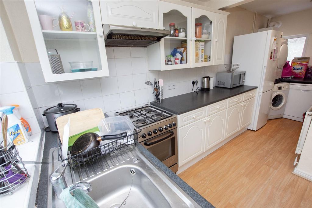 Property photo 2 of 9 Kitchen