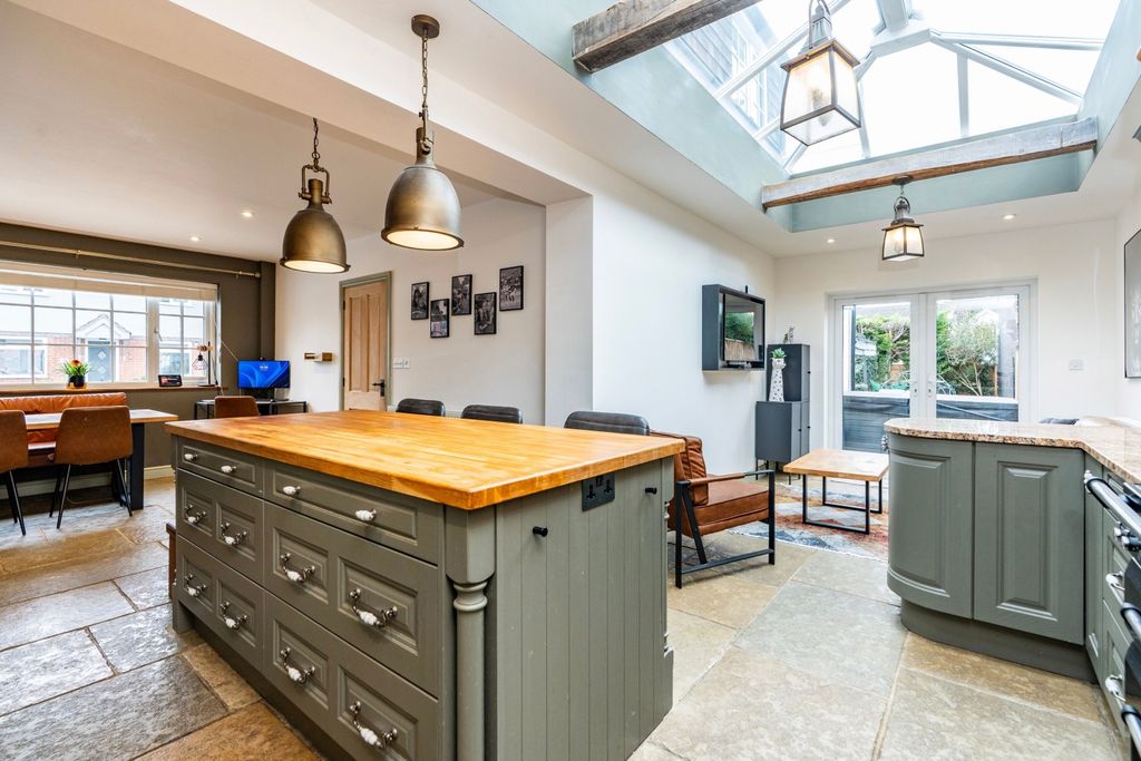Property photo 2 of 40 Stunning Multifunctional  Family Kitchen