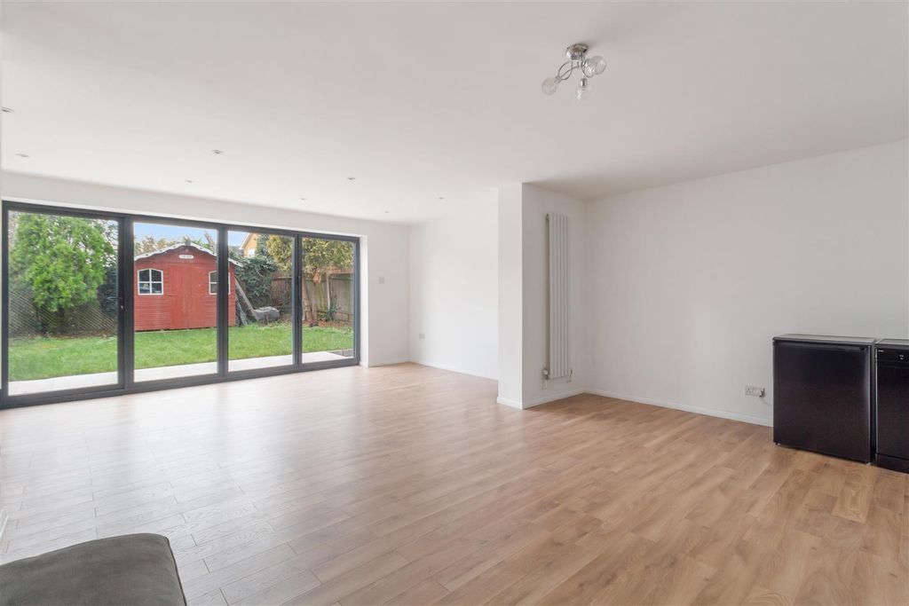 Property photo 3 of 10 2G Park Way N20 0Xp-9.Jpg