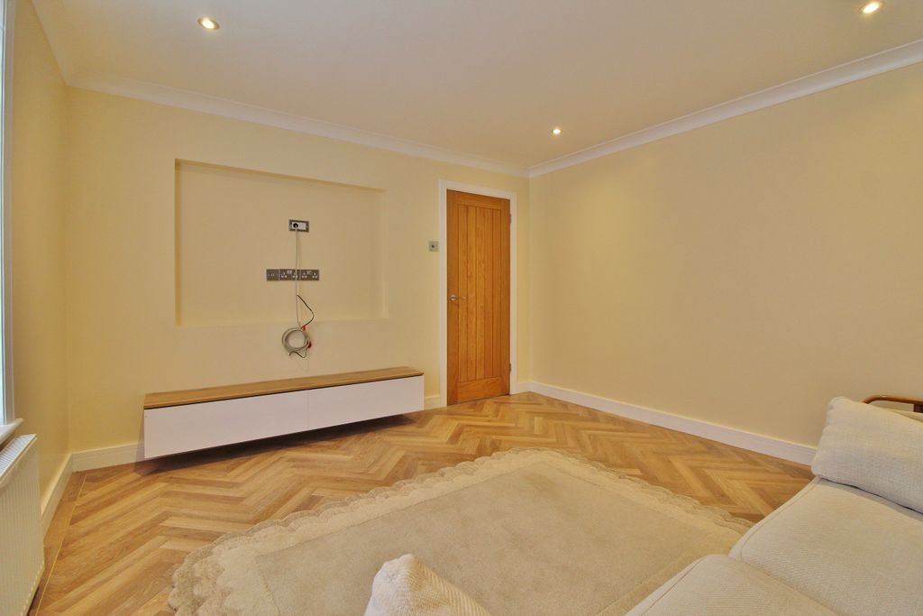 Property photo 3 of 26