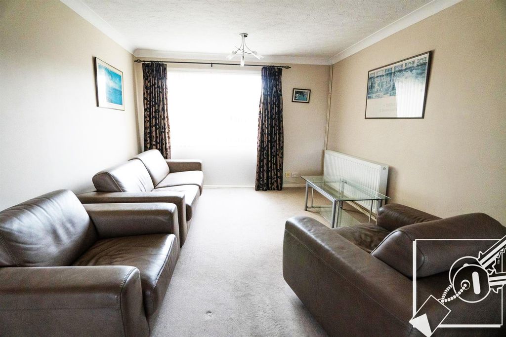 Property photo 3 of 23 Lounge