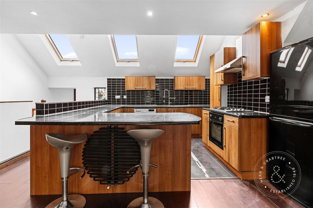 Property photo 3 of 24 Victoria Park Road East, Tff, Herncrabtree (17).Jp