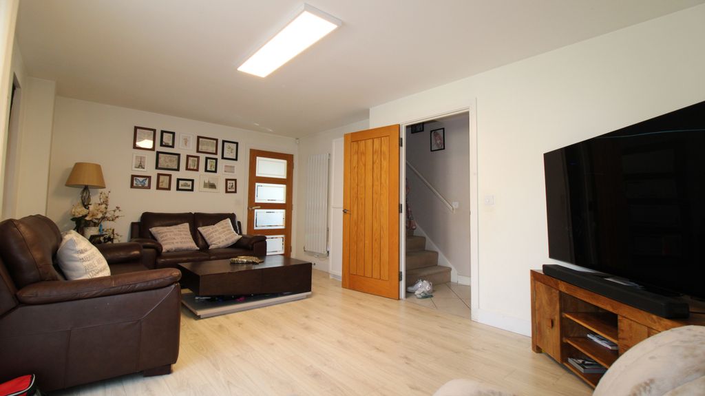 Property photo 1 of 16 3 Bed Semi-Detached House To Rent Ashmount Crescent, Slough Sl1