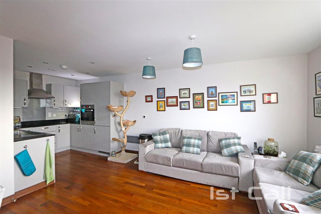 Property photo 3 of 14 Lounge/ Kitchen