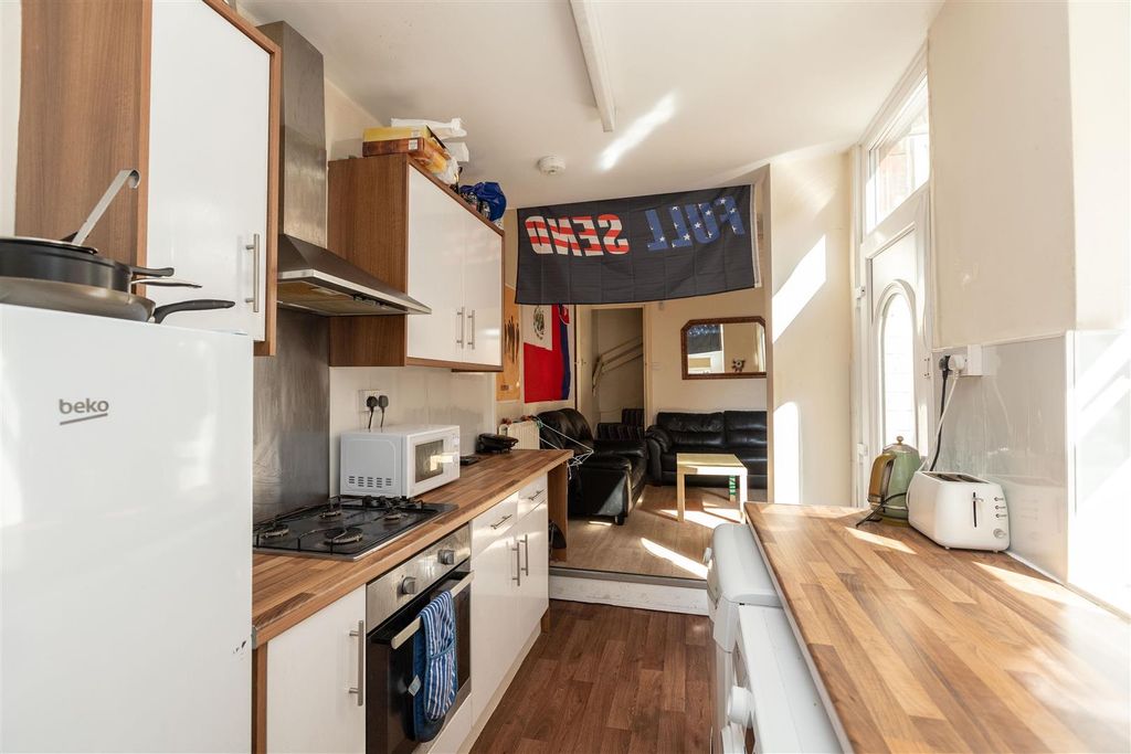 Property photo 1 of 9 Kitchen