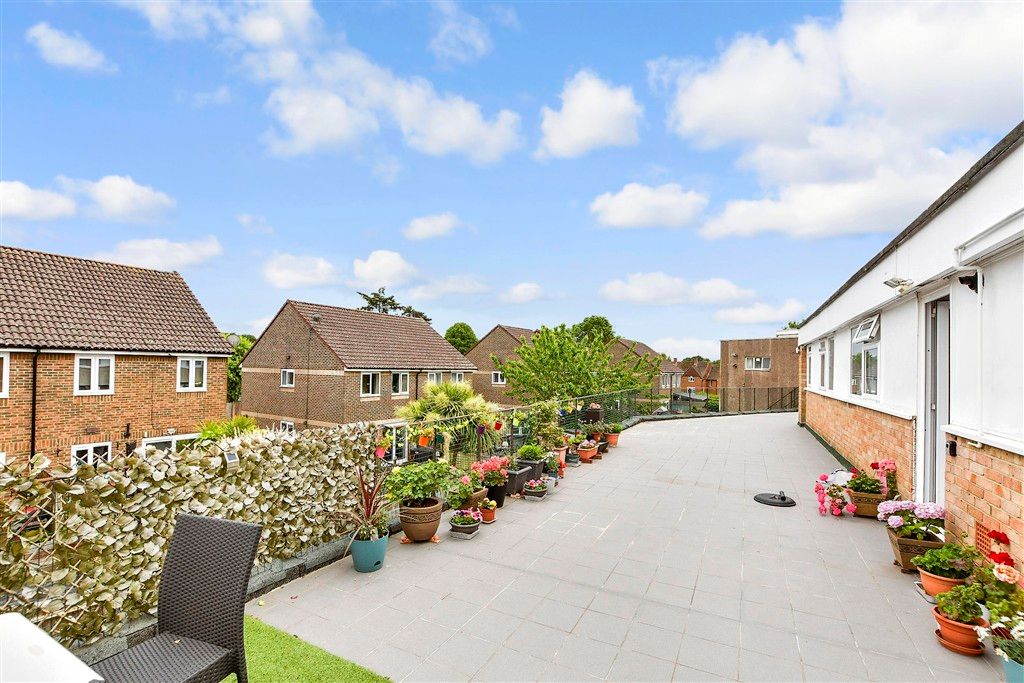 Property photo 2 of 11 Communal Gardens