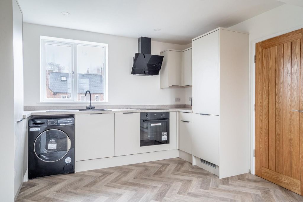 Property photo 3 of 10 Kitchen