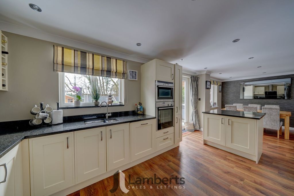 Property photo 2 of 23 Kitchen/Diner