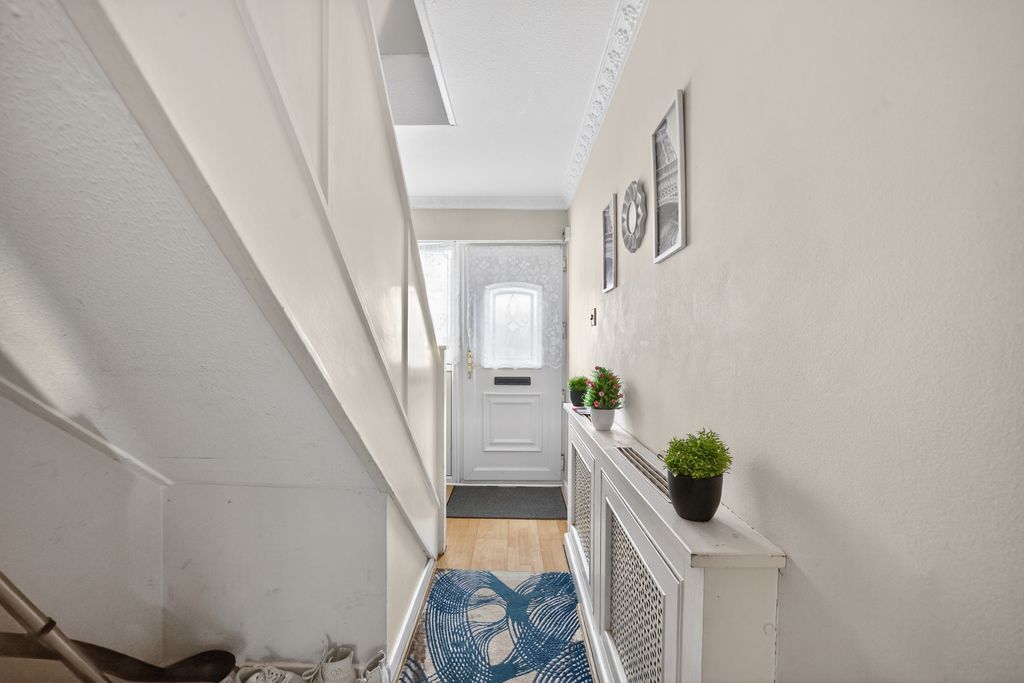 Property photo 3 of 21 Entrance Hall