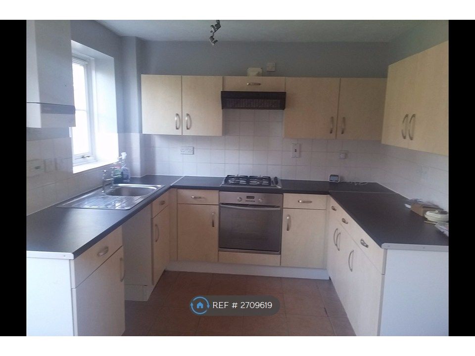 Property photo 3 of 11 Kitchen