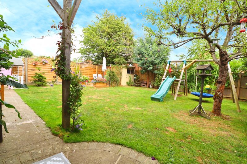 Property photo 2 of 27 Pine Close
