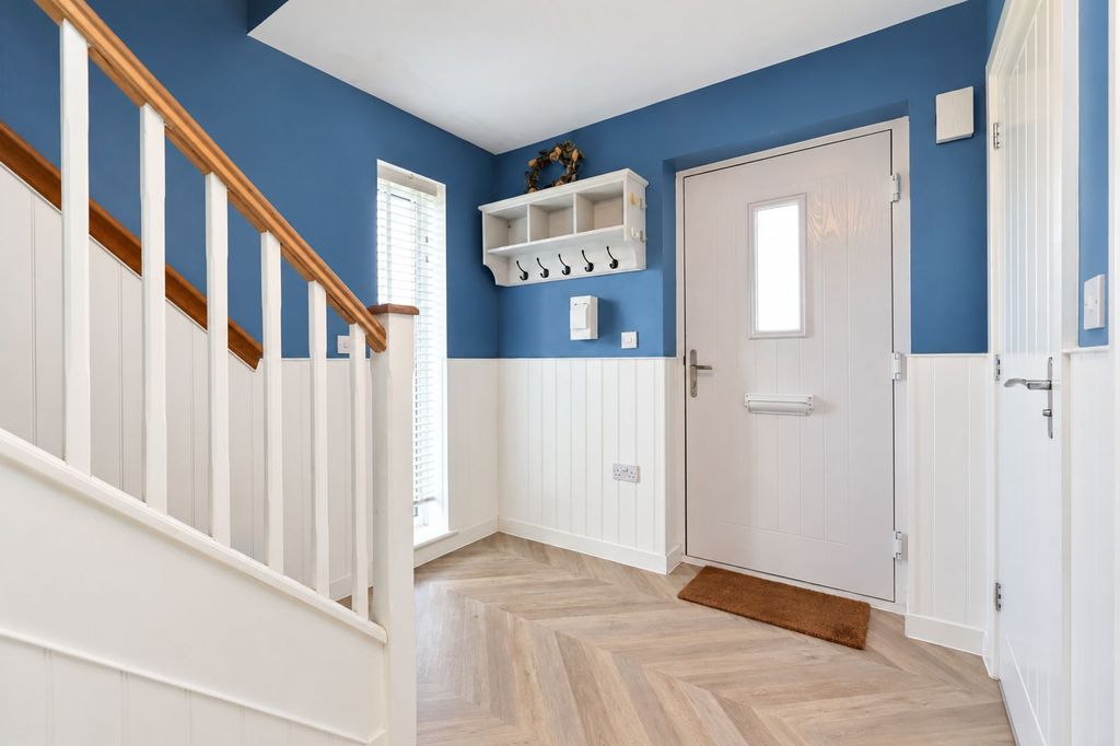 Property photo 3 of 25 Entrance Hallway