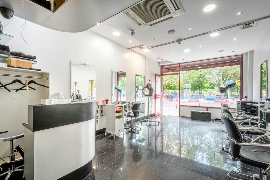 Property photo 2 of 10 Mile End Rd 363 - Low Res 10.Jpg