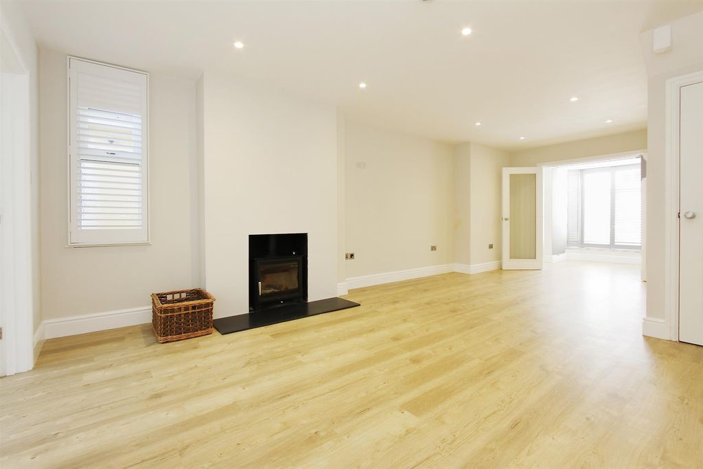 Property photo 3 of 14 3 Clarendon Terrace Ph22.Jpg