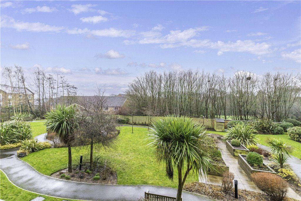 Property photo 2 of 25 Communal Gardens