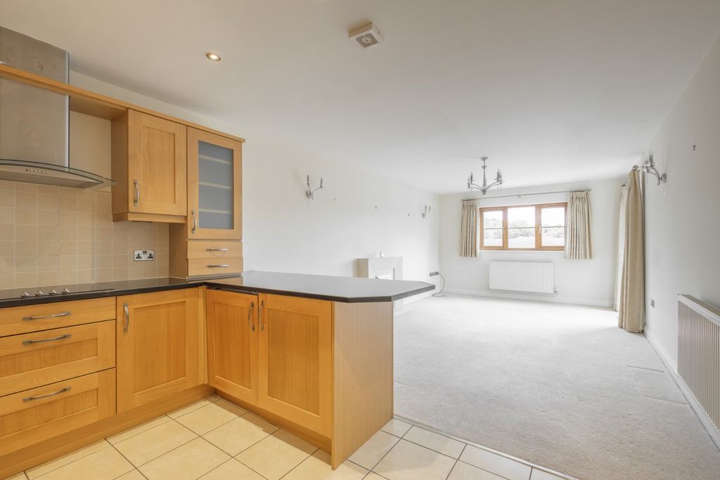 Property photo 2 of 17 Living / Kitchen