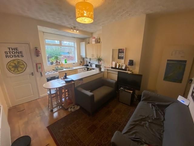 Property photo 3 of 12 Lounge