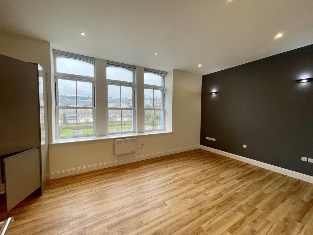 Property photo 1 of 14 Living Room