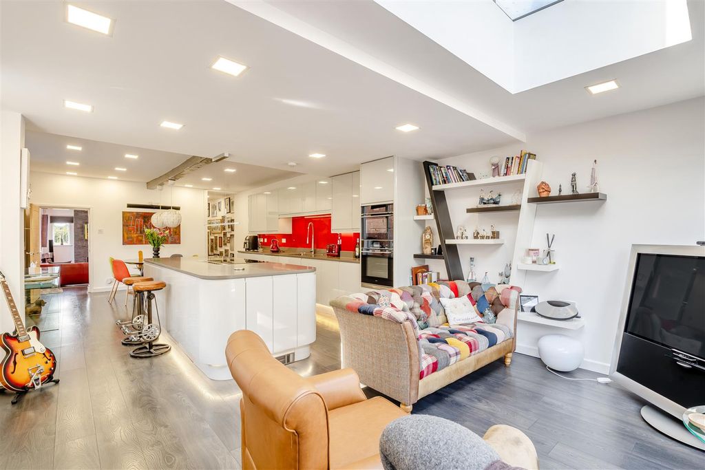 Property photo 2 of 33 8661192-Interior02.Jpg
