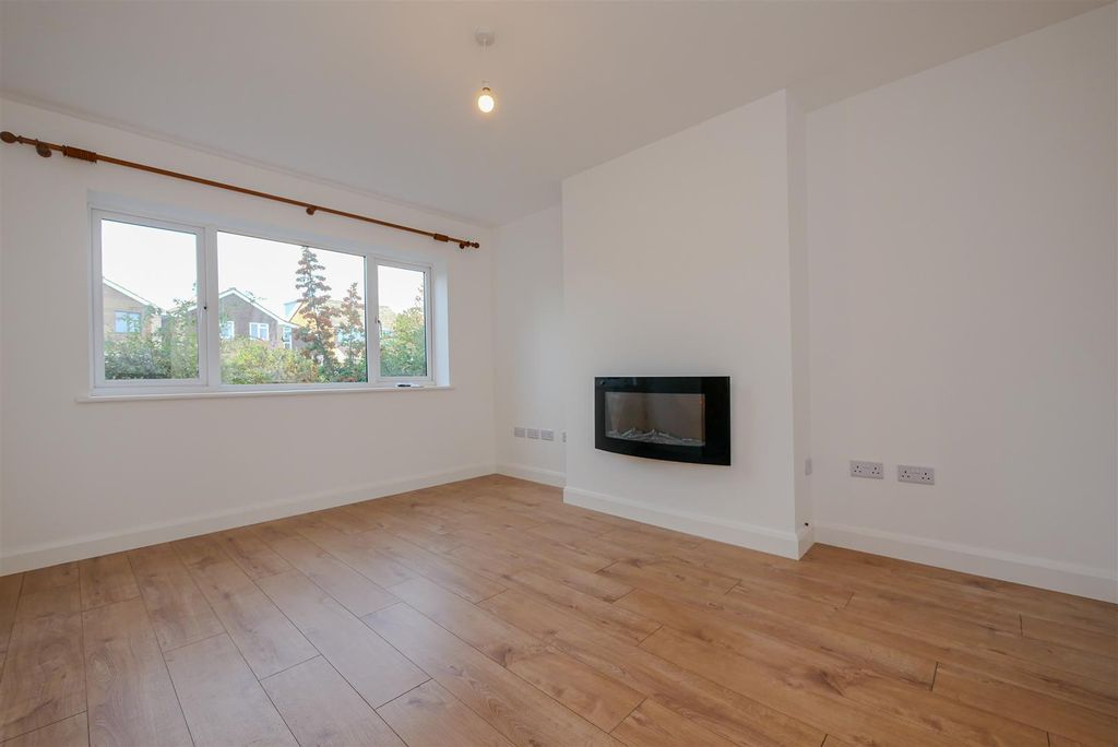 Property photo 3 of 15 Lounge