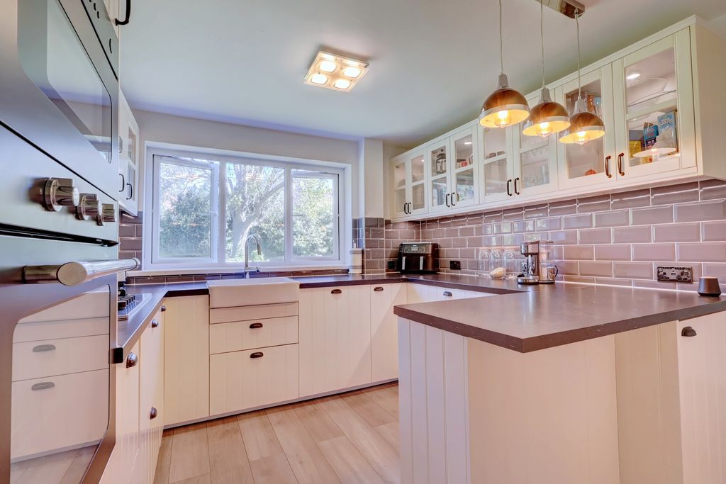 Property photo 2 of 16 Picture No. 12