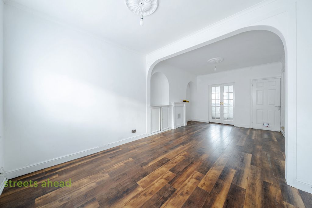 Property photo 2 of 14 9c66189A-d22E-472...