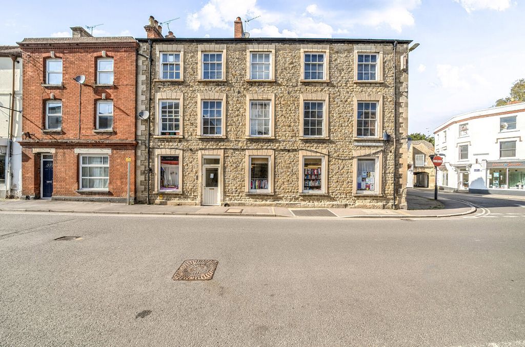 Property photo 1 of 10 Front