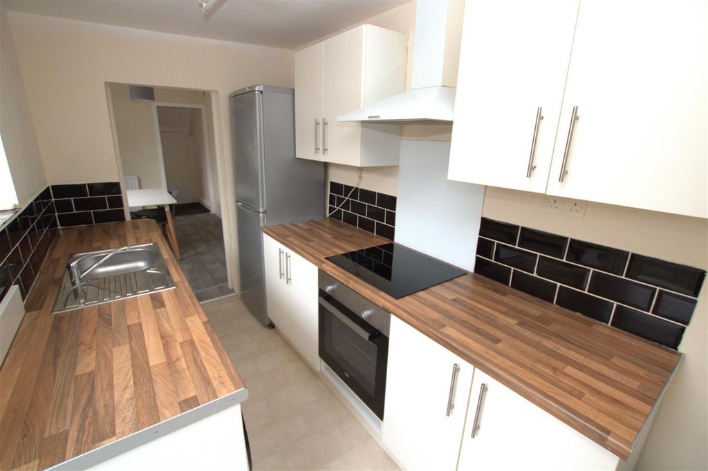 Property photo 2 of 9 Kitchen .Jpg