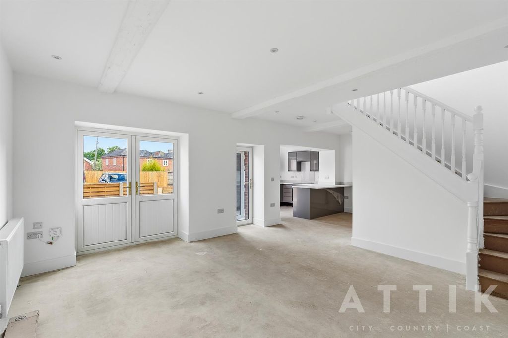 Property photo 2 of 18 Shelfanger_Road_A_012.Jpg