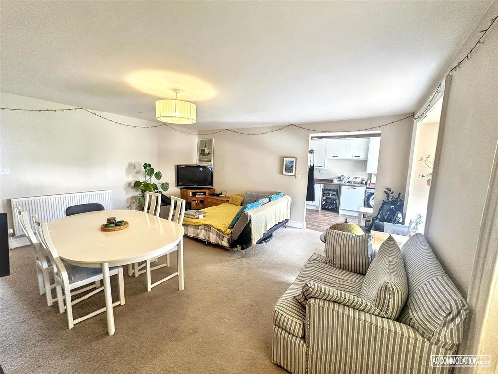 Property photo 3 of 8 Spacious Bright Living Room With Dining Area...